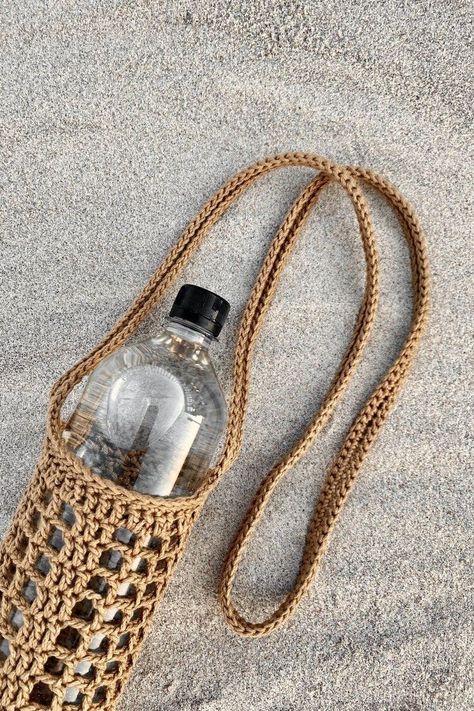 Crochet Water Bottle Holder, Pola Macrame, Confection Au Crochet, Mode Crochet, Crochet Clutch, Crochet Handbags Patterns, Handbag Pattern, Diy Crochet Projects, Bottle Bag