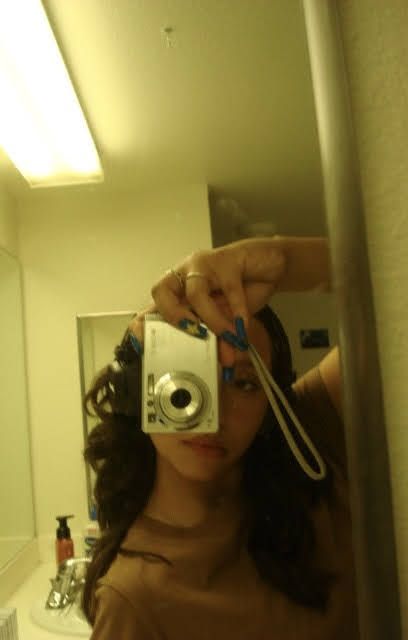 Digital Camera Aesthetic 2000s Photos, Camara Digital Aesthetic, Digicam Aesthetic Photos, Digital Camera Ideas, Digital Camera Photo Ideas, Aesthetic Camera Pictures, Film Camera Selfie, Digital Camera Photos Aesthetic, Camera Girl Aesthetic