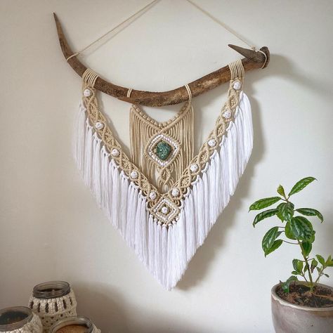 Macrame With Antlers, Country Macrame, Antler Macrame Wall Hangings, Native American Macrame, Deer Antler Macrame, Western Macrame, Antler Macrame, Deer Antler Crafts, Macrame Knots Tutorial