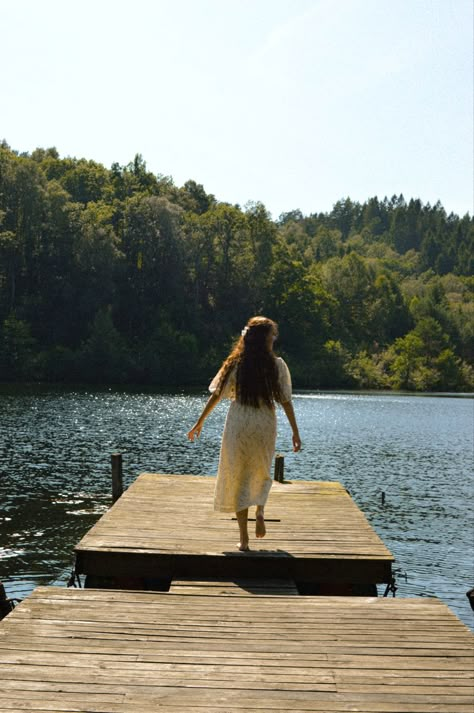 River Portrait Photoshoot, Lake Dress Photoshoot, Lake Photoshoot Aesthetic, Lake Day Photoshoot, Senior Pictures By Lake, Outdoorsy Photo Shoot, Lake Senior Picture Ideas, Lakehouse Photoshoot, Lake House Photoshoot