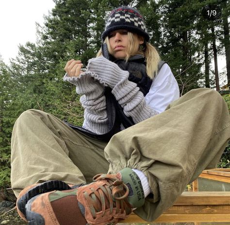 Granola Winter Outfits, Credence Penelope Douglas, Hiking Aesthetic Outfit, Hiking Pose, Granola Outfits, Granola Style, Cute Hiking Outfit, Hiking Fits, Granola Girl Aesthetic