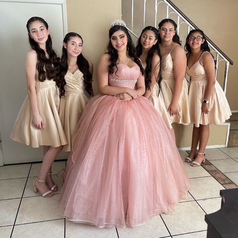 Quinceanera Dama Suprise Dance Outfits, Blush Chambelanes Outfits, Damas Dresses For Quince Pink, Damas Outfits Quinceanera Vaquera, Quinceanera Pink And Gold, Quince Damas Outfits, Damas Outfits Quinceanera, Court Uniform, Damas Dresses For Quince