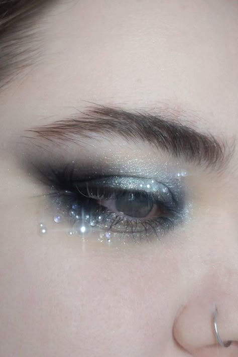 Euphoria Silver Makeup, Childish Makeup, Grunge Prom Makeup, Gray Makeup Looks, Metallic Eyeshadow Looks, Ateez Makeup, Birthday Hair And Makeup, Smokey Eye With Glitter, Silver Makeup Looks