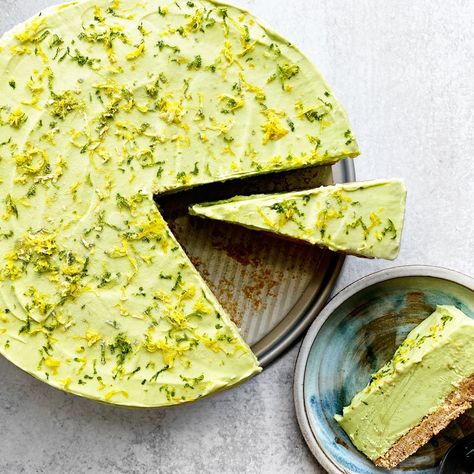 Avocado Cheesecake is the Quick and Easy (and Very Green) Recipe You Need This Week | Epicurious Frozen Avocado, Avocado Cheesecake, Avocado Cake, Freeze Avocado, Twix Bar, Fruit Crumble, Digestive Biscuits, Frozen Cake, Avocado Recipes