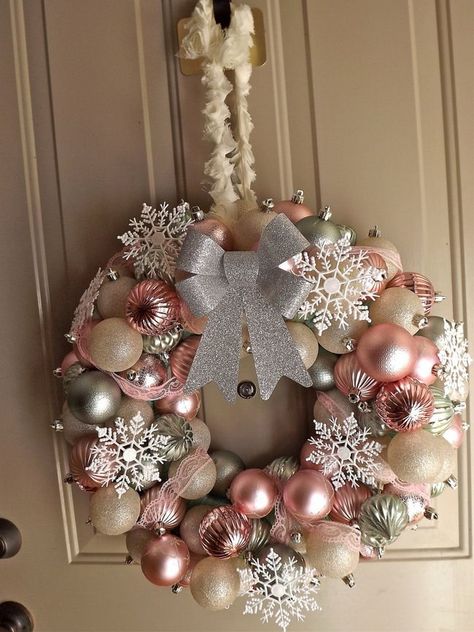 Coronas navideñas en tonos pastel Rose Gold Christmas Decorations, Dekoratívne Vence, Rose Gold Christmas, Christmas Tree Decorations Diy, Christmas Ornament Wreath, Gold Christmas Decorations, Pink Christmas Decorations, Gold Christmas Tree, Silver Christmas