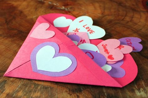 Construction paper heart envelope Make Valentine Cards, Make A Valentine Card, Construction Valentines, Valentines Card Holder, Valentines Activities, Valentine Paper Crafts, Valentines Envelopes, Valentine Paper, Heart Envelope