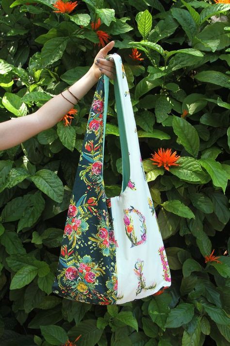 "Bouquet Bag" Free tote bag pattern #BeadingPatterns #BeadPattern #BeadPatternsFree #BeadPatternIdeas Boho Bag Pattern, Bouquet Bag, Upcycled Tote, Hobo Bag Patterns, Tote Bag Pattern Free, Patchwork Tote Bags, Bag Pattern Free, Free Tote, Tote Bags Sewing