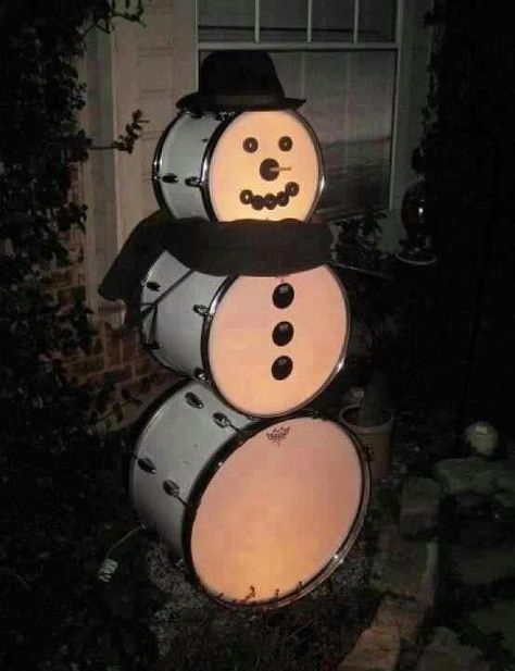 This cheerful snowman made from drums either includes two kick drums and a large floor tom or three kicks of various sizes, all stacked up and decorated very cleverly! Festive! Thanks to Neal Smith... Heavy Metal Christmas, Metal Snowman, Music Furniture, Instrument Art, Drum Room, Piano Parts, Drums Art, Metal Christmas, Drum Kit