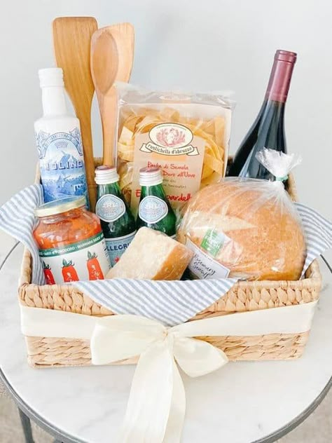 Dinner Gift Basket, Pasta Gifts, Lady Decluttered, Homemade Gift Baskets, Housewarming Gift Baskets, Italian Gifts, Gift Basket Ideas Christmas, Wine Gift Baskets, Themed Gift Baskets