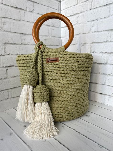 Purse With Wooden Handles, Crochet Bucket Bag, Crochet Crowd, Elegant Crochet, Bucket Purse, Summer Tote Bags, Crochet Bucket, Bags Casual, Diy Handbag