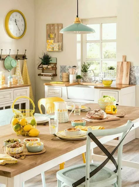 Foto Cozy Beach House, Mint Kitchen, Spring Kitchen Decor, Kitchen Cozy, Lemon Kitchen Decor, Yellow Kitchen Decor, Lemon Kitchen, Diy Kitchen Decor, Lemon Decor