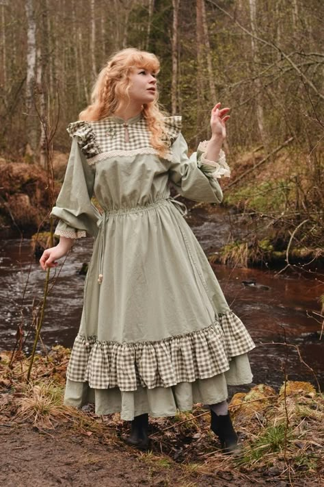 Farmer Outfit Aesthetic, Prairie Aesthetic Fashion, Farmcore Outfit, Vintage Cottagecore Outfits, Prairie Core, Cottagecore Victorian, Farmer Outfit, Farm Dress, Grandma Fashion