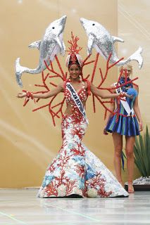 Miss Universe competition: inkspired musings: Mermaid Musings Miss Dominican Republic, Under The Sea Costumes, Sea Creature Costume, Crab Costume, Sea Costume, Pageant Costumes, Mermaid Parade, Extreme Fashion, Diy Kostüm