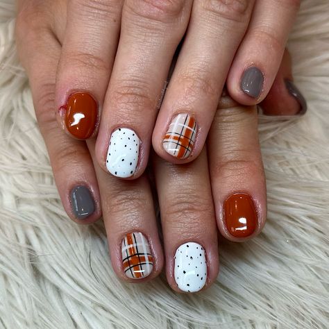 Fall Nails 2023 Plaid, How To Plaid Nails, Nail Ideas For Fall Autumn, Fall Nail Plaid, Basic Thanksgiving Nails, Plaid Thanksgiving Nails, Round Nail Ideas Fall, Fall Nails Plaid Accent, Flannel Nails Fall