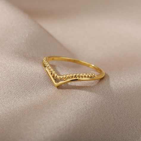 Cute Gold Ring, Wedding Ring Aesthetic, Dainty Crown, Latest Gold Ring Designs, Gold Jewelry Prom, Boho Wedding Ring, Hand Jewelry Rings, Couple Ring Design, Ring Aesthetic