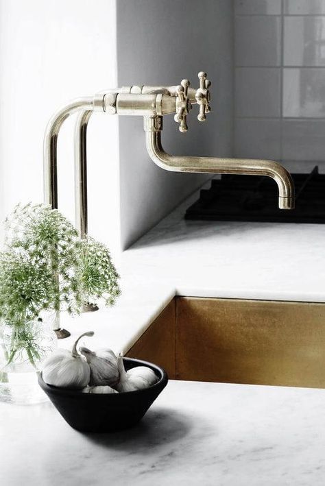 Must Have: 6 Best 2018 Trends to Introduce to Your Kitchen Corner Kitchen Sink, Best Kitchen Sinks, Brass Sink, Brass Kitchen, Plywood Furniture, Kitchen Taps, Plumbing Fixtures, Sink Faucets, Kitchen Counter