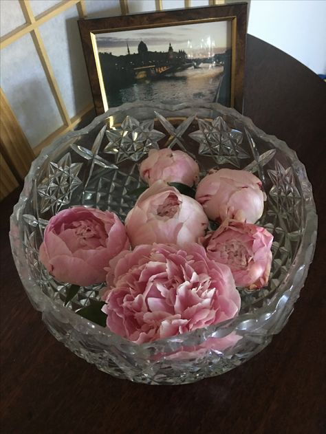 Glass Crystal Decor, Crystal Bowl Decor Ideas, Inspirational Homes, Diy Bowl, Dining Table Centerpiece, Etsy Ideas, Crystal Bowl, Flower Bowl, Spark Joy