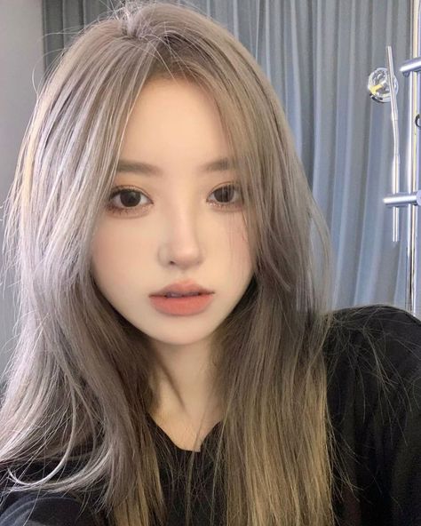 Ulzzang Girl🍒 on Instagram: “Weibo: kkyuuu 💜” Grey Hair Korean, Silver Hair Short, Blonde Asian Hair, Korean Long Hair, Ulzzang Hair, Medium Long Haircuts, Korean Hair Color, Colourful Hair, Beautiful Gray Hair