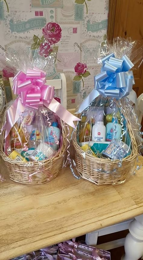 Baby Shower Hamper Gift Basket Ideas, Baby Hampers Ideas Gift, Baby Gift Packing Ideas, Baby Hamper Ideas, Baby Girl Hamper Ideas, Diaper Bag Essentials Newborn, Newborn Diaper Bag Essentials, Hampers For Newborn, Hampers Bayi