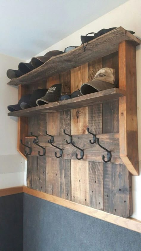 55 DIY Rustic Home Decoration That You Can Try - Matchness.com Diy Rustic Decor, Wooden Pallet Projects, Diy Holz, Hat Rack, Wood Pallet Projects, Wood Furniture Diy, Into The Wood, Rack Shelf, Wooden Projects