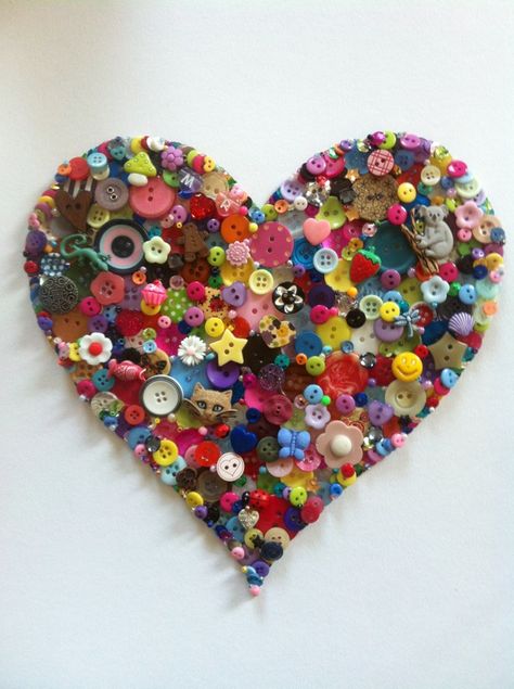 Vintage Buttons Crafts, Button Art Projects, Button Projects, Buttons Crafts Diy, Button Heart, Button Creations, Christmas Buttons, Vintage Jewelry Art, Diy Paper Crafts Decoration