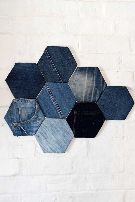 How to make a fun and unique denim patchwork fabric pin board. The pockets add another handy element to this pin board. Diy Denim Crafts, Jeans Recycling, Painted Rock Cactus, Denim Pins, Denim Scraps, Denim Rug, Weathered Paint, Diy Denim, Unique Storage