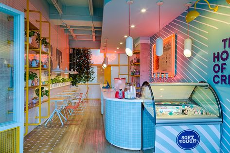 Ice Cream Shop Decor, Frozen Yogurt Shop, Yogurt Shop, Cafe Shop Design, Coffee Shops Interior, Ice Cream Parlor, Coffee Shop Design, Retail Design Blog, Cafe Interior Design