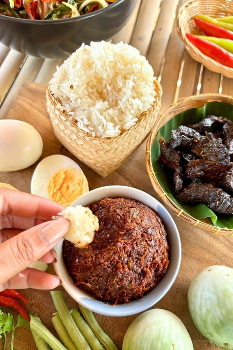 Learn to make Jeow Bong, a traditional Lao chili paste that's both spicy and versatile. It's easy to whip up and works great as a dipping sauce or with sticky rice, meats, and seafood. Lao Sticky Rice, Thai Sticky Rice Recipe, Jeow Bong Recipe, Thai Condiments, Laotian Food, Picky Bits, Cambodian Recipes, Thai Dipping Sauce, Lao Food