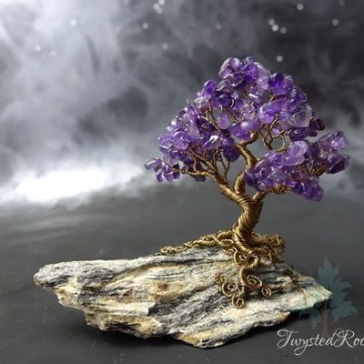 Willow Tree Art, Japanese Bonsai Tree, Copper Wire Crafts, Gem Tree, Copper Wire Art, Beaded Flowers Patterns, Seed Bead Crafts, Wire Tree Sculpture, Japanese Bonsai