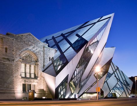 The Queen City: Museums and the Arts in Toronto || Discover Toronto and how significant museums and arts facilities have emerged across Canada's Queen City. https://www.archdaily.com/954872/the-queen-city-museums-and-the-arts-in-toronto Parasite Architecture, Parasitic Architecture, Toronto Architecture, Architecture Cool, Lebbeus Woods, Daniel Libeskind, Royal Ontario Museum, Philip Johnson, Contemporary Building