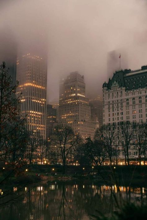 Chicago Fall Aesthetic, Rainy City, Autumn In New York, Best Christmas Presents, Nyc Aesthetic, New York Aesthetic, New York Life, Nyc Life, City Vibe