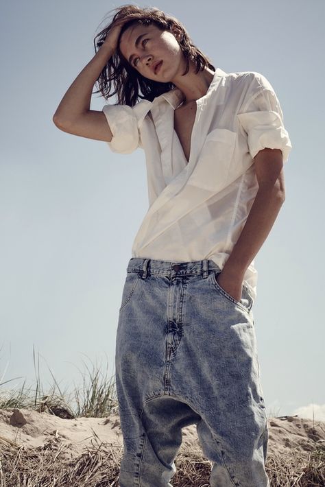 Loose boyfriend jeans + white shirt Drop Crotch Jeans, Look Jean, Campaign Fashion, Look Rock, Fashion Journals, B Fashion, Cooler Look, Denim Details, Mode Inspiration