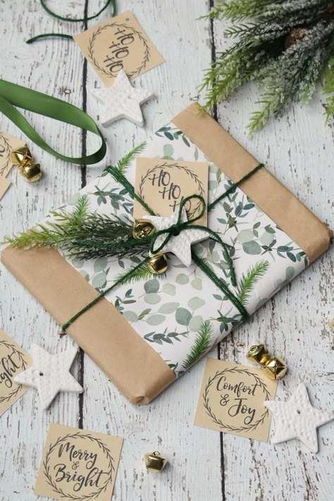 Christmas Gift Packaging Boxes, Christmas Gifts Packaging Ideas, Gift Wrapping Prices, Christmas Present Printable, Christmas Wrapping With Ornament, Easy Christmas Wrapping Ideas, Christmas Wrapping Theme Ideas, Natural Christmas Wrapping Ideas, Christmas Wrapping Tags