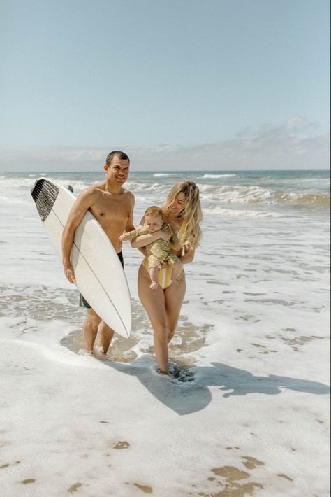 California family walks along the beach carrying their baby and surfboard Surf Family Photos, Family Surfing Photos, Surf Photoshoot, Surf Family, Surfer Couple, Beach Family Photoshoot, Bump Photography, Baby Surf, Xmas Pics