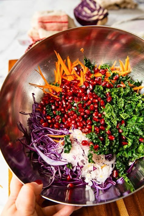 This winter salad with red cabbage, carrots, kale and pomegranate seeds dressed with a zesty vinaigrette uses seasonal vegetables and is perfect for the season! Crispy Salad, Salad Winter, Red Salad, Winter Salad Ideas, Winter Salads Healthy, Winter Root Vegetable Recipes, Winter Vegetable Recipes, Red Cabbage Salad Recipes, Cauliflower Pomegranate Salad