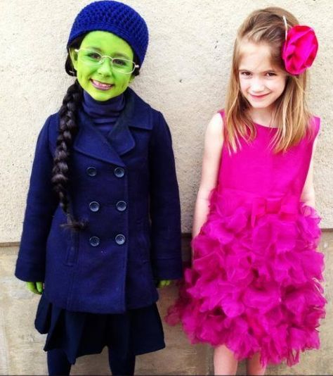 Elphaba and Glinda! I have a blonde daughter and a brunette. Both love the music from #wicked I have a feeling we need to do this for Halloween! Elphaba Costume, Shiz University, Wicked Stuff, Glinda Costume, Wicked Costumes, Broadway Costumes, Elphaba And Glinda, Halloween Things, Wicked Musical