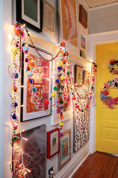 Colorful Witchy Decor, Colorful Christmas Decor Ideas, Straw Garland, Bright Playroom, Colorful Christmas Decor, Aunt Peaches, Boho Garland, Xmas Garland, Garland Craft