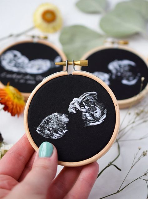 How To Display Ultrasound Pictures, Ultrasound Embroidery Diy, How To Embroider Ultrasound, Ultrasound Display Ideas, Sonogram Picture Ideas, Embroidered Ultrasound, Ultrasound Painting, Embroidery Baby Gifts, Ultrasound Embroidery