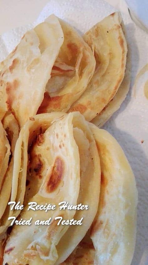 Moegsida's Flaky Roti • Esme Salon Prata Recipe, Flaky Roti, Roti Recipe Easy, Mauritian Recipes, Malay Recipes, Chapati Recipes, Cape Malay, Trinidad Recipes, African Foods