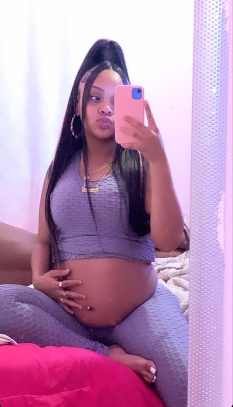 Pregnant Baddie, Belly Pictures, Pregnant Mommy, Cute Family Pictures, Cute Pregnancy Pictures, Mommy And Baby Pictures, Pregnancy Pictures, Pregnant Model, Baby Bump Style