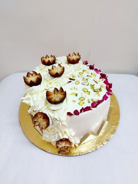 Gulab Jamun Cake Decoration, Gulab Jamun Cake Design, Rasmalai Cake Recipe, Flavoured Cakes, Gulab Jamun Cake, Rasmalai Cake, Base Cake, Reindeer Cakes, Cakes Decor