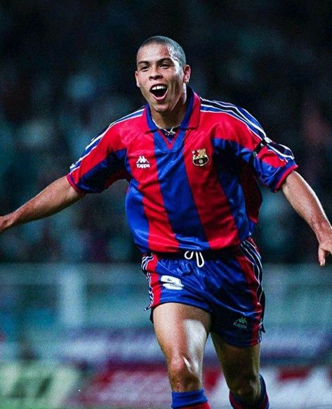 Ronaldo Barcelona, Old Football Players, Brazilian Soccer Players, Ronaldo 9, Neymar Jr Wallpapers, Football Photography, Real Madrid Football, Football Images, Best Football Players