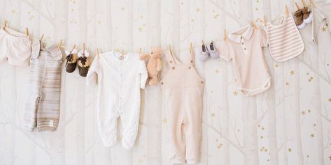 Baby Shower Ideas - Stylish Baby Shower Ideas Clothesline Baby Shower Decor, Baby Shower Clothesline, Baby Shower Clothes, Bebe Shower, Baby Shower Garland, Baby Shower Outfit, Baby Shower Inspiration, Modern Baby Shower