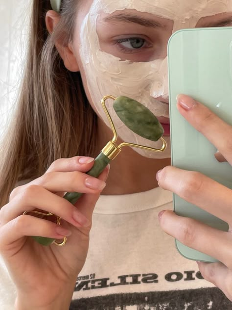 Boho Skincare Aesthetic, Face Roller Aesthetic, Jade Roller Aesthetic, Jade Roller Aesthetic Pictures, Pink Jade Roller Aesthetic, Jade Face Roller Routine, How To Use Jade Roller On Face, Skincare Routine Aesthetic, Ice Facial Roller