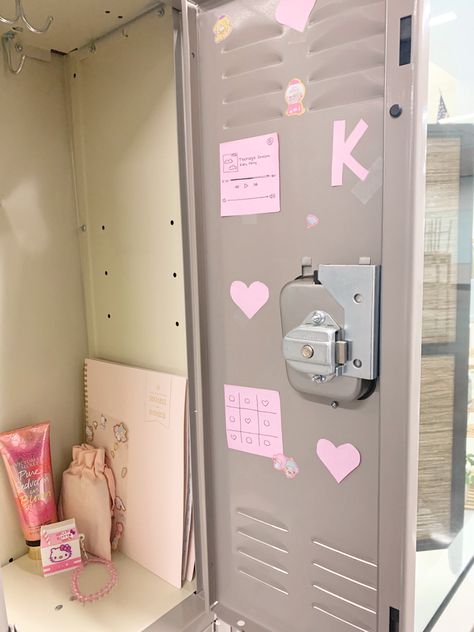 Coquette School Locker, Coquette Locker Ideas, Decorated Lockers School, Locker Inspiration, Decorating Lockers, White Hydro Flask, Aesthetic Locker Decor, Burberry Her Perfume, School Locker Organization