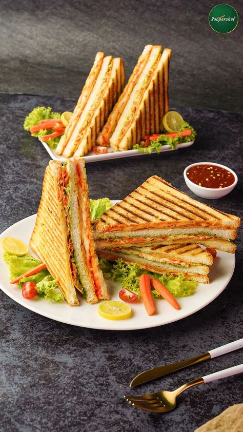 Sandwich Plating Presentation, Grilled Sandwich Photography, Sandwich Design Ideas, Sandwich Serving Ideas, Sandwich Photography Ideas, Sandwich Presentation Ideas, Sandwich Poster Design, Grill Sandwich Recipes, Sandwich Photoshoot