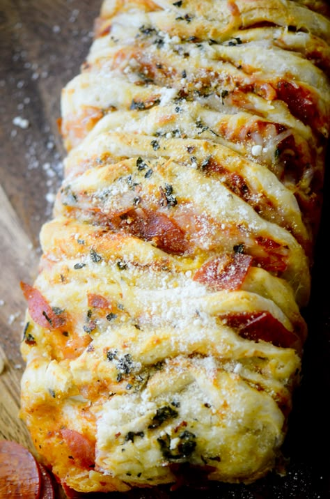 Pizza Pull Apart, Pull Apart Recipes, Pull Apart Pizza Bread, Bread Pull Apart Recipes, Pizza Appetizers, Canned Biscuits, Cheesy Bread, Pizza Recipes Homemade, Pull Apart Bread