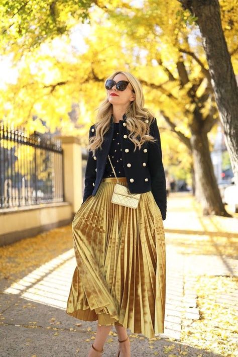 Colors That Go With Gold In Wardrobe For Chic & Casual Outfits | Filosofashion Fashion Blog Gold Skirt Outfit, Gold Pleated Skirt, Velvet Pleated Skirt, Rok Outfit, Pleated Skirt Outfit, Blair Eadie, Casual Chic Outfits, Gold Skirt, Gold Outfit