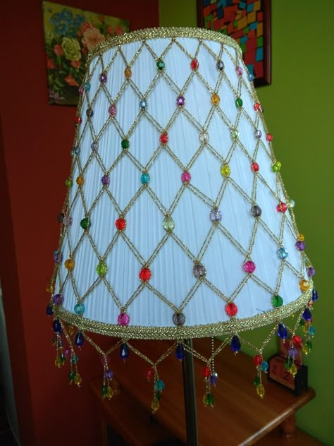 Diy Bed Lamp Ideas, Cute Lamp Shade, Bead Lampshade Diy, Diy Fabric Lampshade, Diy Beaded Lamp Shade, Bead Lampshade, Beaded Lampshade Diy, Beaded Lamp Shade, Unique Lamp Shades