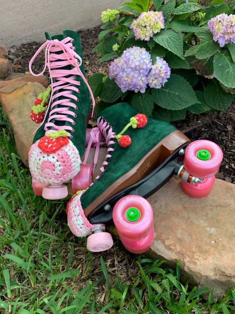 Roller Skating Crochet, Strawberry Roller Skates, Roller Skate Setup, Decorated Roller Skates, Crochet Roller Skate Accessories, Painted Roller Skates, Roller Blading Aesthetic, Rollerskate Aesthetic, Roller Skate Fashion